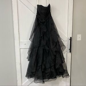 Davids Bridal Women's Black Strapless Tiered Organza Dress size 8 Style F14196